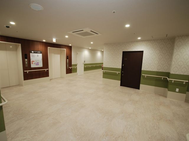 広い廊下 廊下 安全に配慮された手すりが設置されている広々とした廊下です。移動がしやすい設計です。