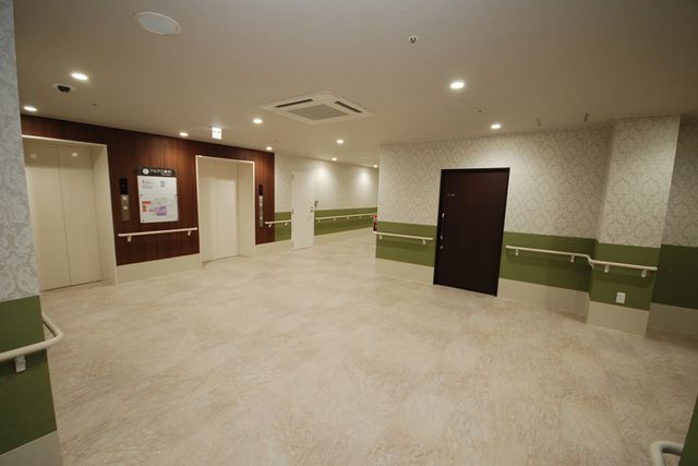 広い廊下 廊下 安全に配慮された手すりが設置されている広々とした廊下です。移動がしやすい設計です。