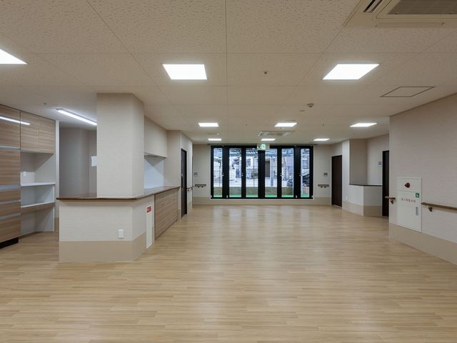 広々としたラウンジ ラウンジ 自然光が差し込む、広々としたスペースです。落ち着いた雰囲気で休憩に最適です。