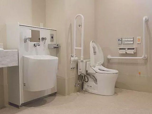 バリアフリーのトイレ トイレ 広々としたバリアフリー設備が整った空間です。手すりが設置され、安全に利用できます。