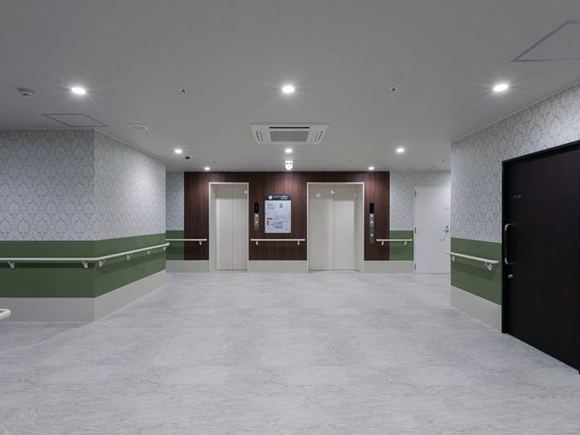 広い廊下 廊下 広々とした廊下です。手すりが設置されており、利用者の方が安心して移動できるようになっています。