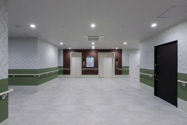 広い廊下 廊下 広々とした廊下です。手すりが設置されており、利用者の方が安心して移動できるようになっています。