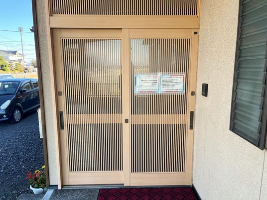 働く場所となる施設のエントランス