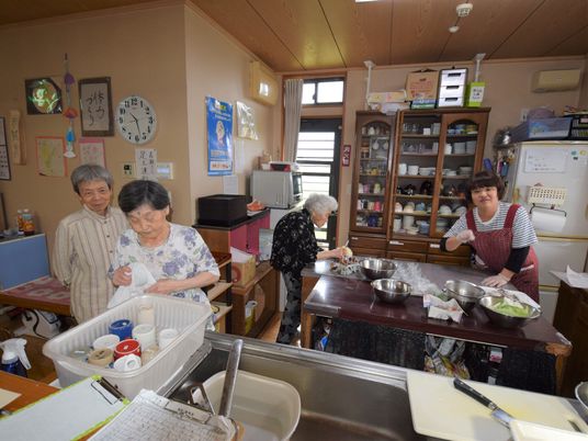 利用者とスタッフの厨房