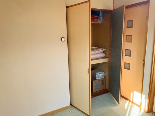 居室の整頓されたクローゼット