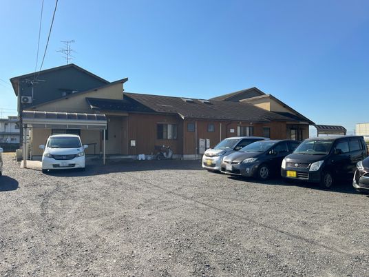 駐車場付き施設外観