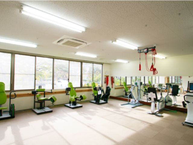 機器が揃った訓練室 機能訓練室 自然光が差し込む機能訓練室です。体力向上を目指す方に最適な設備が整っています。