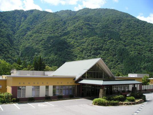 自然に囲まれた外観  