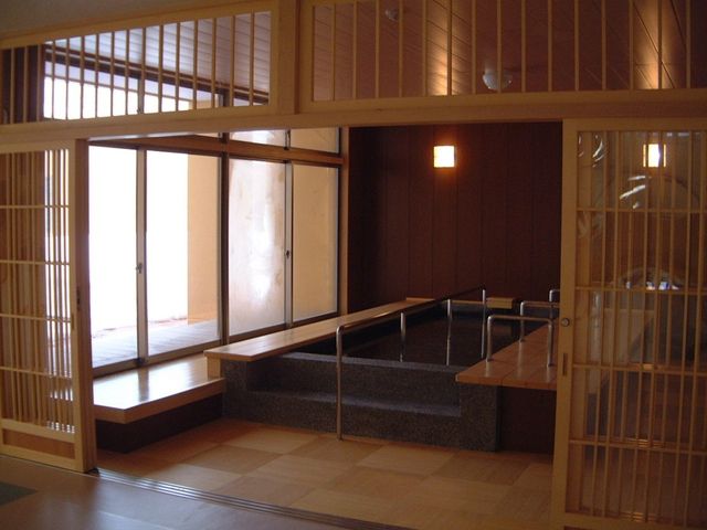木製の内装の浴室 浴室 温もりある木材を使ったリラックスできる浴槽空間です。手すりも完備されていますので安心です。