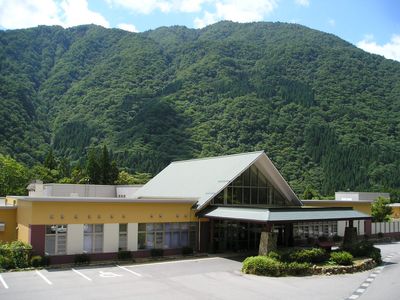 緑豊かな建物外観