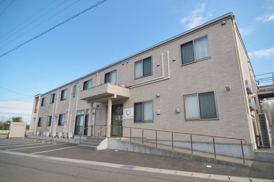 レンガ調の建物外観
