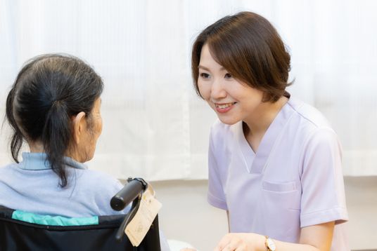 笑顔のスタッフと利用者のラウンジ  