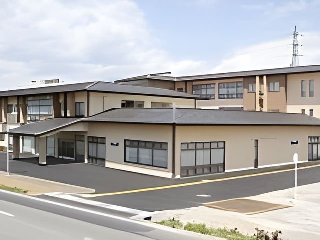 広々とした建物の外観 外観   周囲の景色と調和する広々とした建物が、職場環境としての心地よさを提供します。