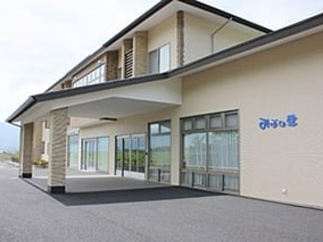 広い外観 外観 広々としたアプローチが迎える、落ち着いた雰囲気の建物です。快適な環境で働けます。