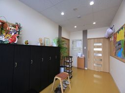 玄関ロビーの明るい空間