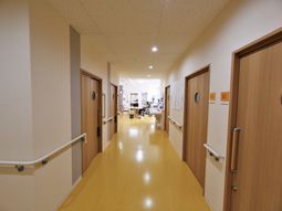 廊下は明るく清潔感があります