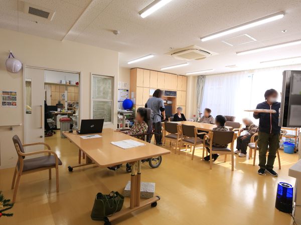 明るい多目的室の風景