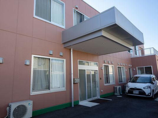 モダンな建物のエントランス