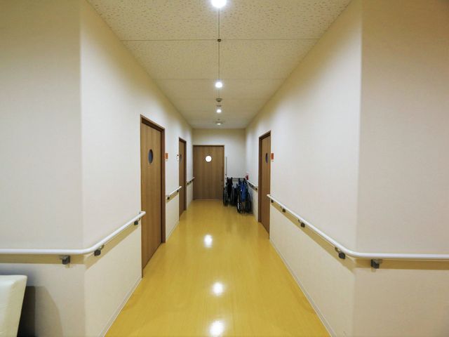 明るく清潔な廊下 廊下 手すりが設置された廊下は歩行の補助をしながら、お部屋まで安全に移動いただけます。フロアは清潔感があり、落ち着いた雰囲気です。