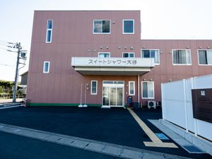 ピンクの外壁の外観
