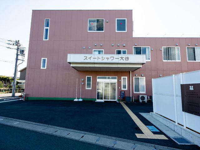 ピンクの外壁の外観 外観 清潔感のあふれるエントランスは明るい雰囲気で、訪れる方を温かく迎え入れます。