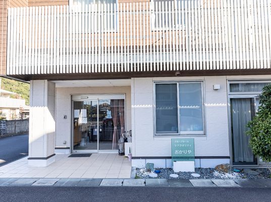 エントランスの明るい建物