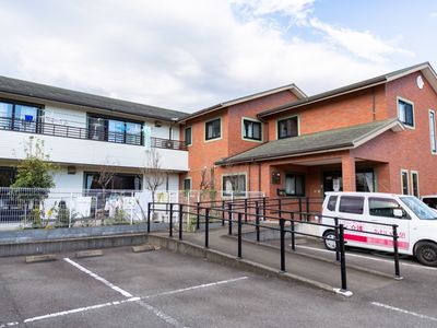 レンガ造りの建物正面