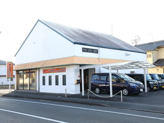 施設外観と車寄せ  