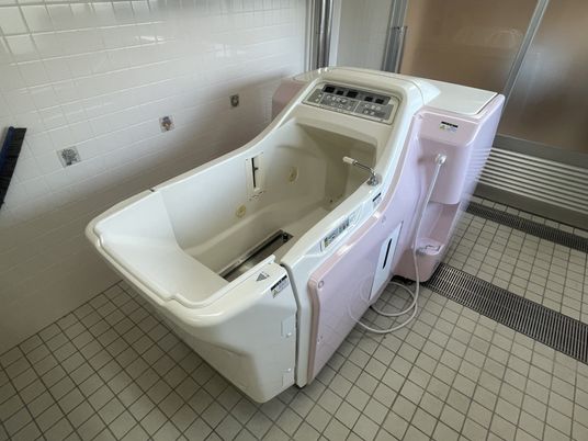 機械浴槽の浴室