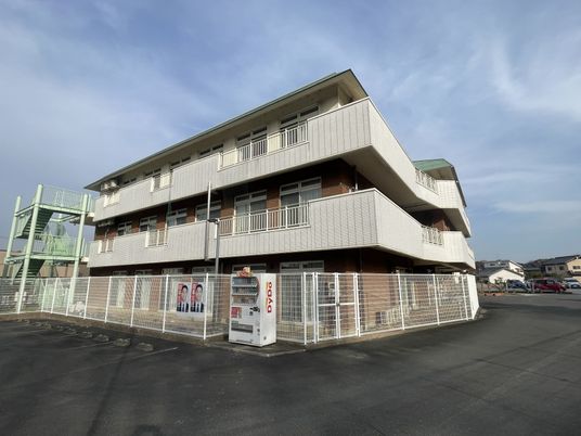 平和な外観の建物