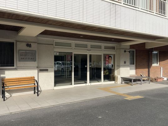 ベンチがある入り口