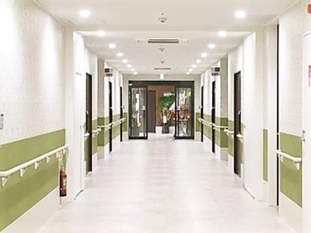 明るく広い施設の廊下 廊下 ゆったりとした通路は、清潔感溢れるデザインで安全に配慮されており、快適な移動が可能です。