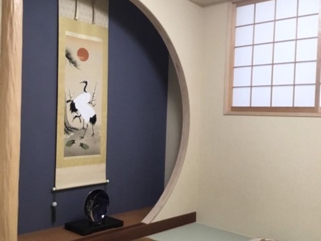 落ち着いた和室 和室 障子からの柔らかな自然光により、心地よい雰囲気の和室です。伝統的な掛け軸が魅力的です。