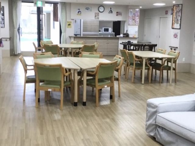 広々とした明るい共有スペース ダイニングルーム 自然光が広がるスペースは、ゆったりとした食事や交流に最適です。快適な環境で働けます。