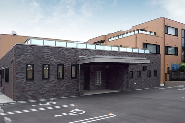 駐車場がある建物外観