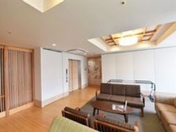 明るい雰囲気のラウンジ