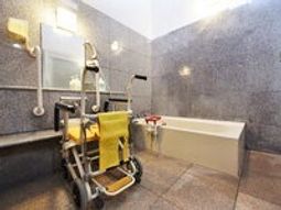 バリアフリーの浴室空間