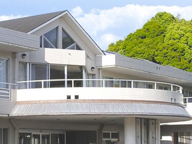緑に囲まれた建物外観 外観 緑をバックにした施設の外観は、自然に囲まれた魅力的な環境です。天窓からは光がたっぷり入ります。