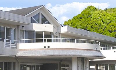 緑に囲まれた建物外観