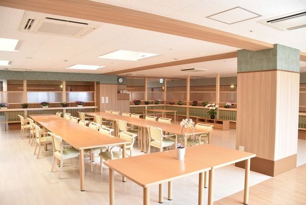 やわらかな光が差し込むダイニングルーム