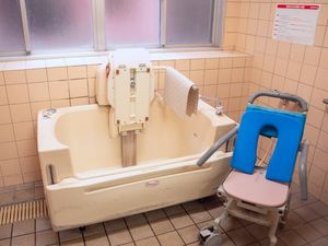 介助浴槽の浴室  