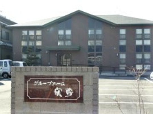 暖かみのある建物の外観