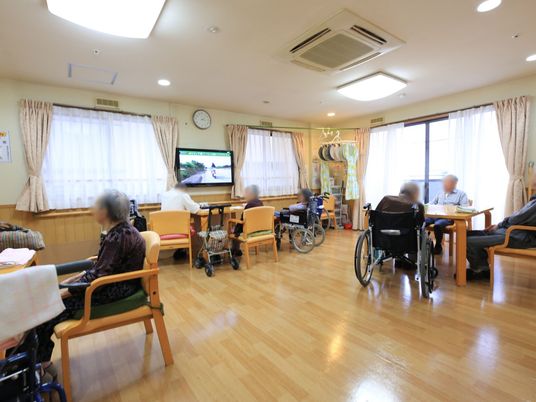 共有スペースで過ごす人々