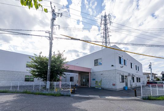 広々とした建物外観