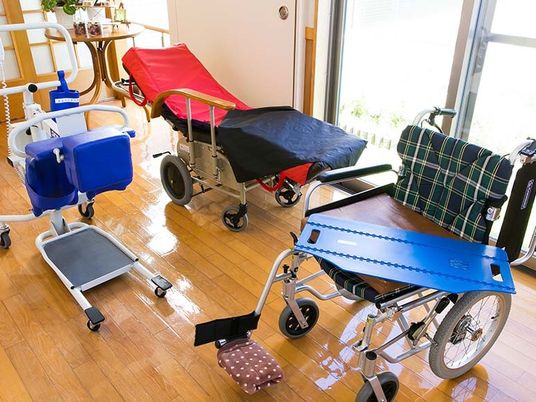 介護用車椅子が並ぶ訓練室  