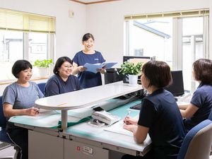 スタッフの相談場面の事務室  