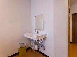 洗面台と鏡のある空間