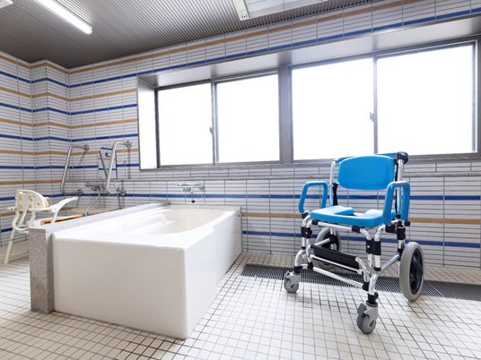 施設の写真 車椅子に乗ったままで利用できる介護浴槽