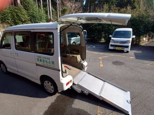 送迎車のリフト車両  