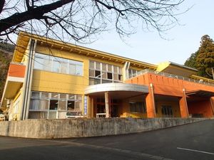 明るい建物の外観  